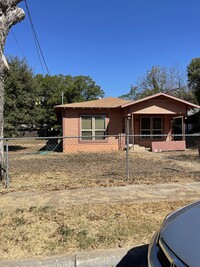 211 Wingate Ave in San Antonio, TX - Foto de edificio - Building Photo