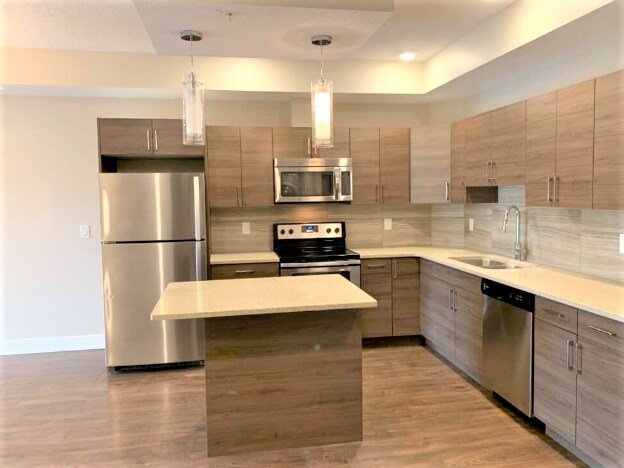 10006-283 83 Ave NW in Edmonton, AB - Building Photo