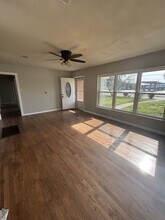 206 E Belknap St in Ennis, TX - Foto de edificio - Building Photo