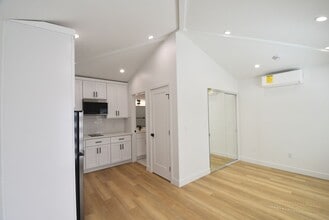 10839 Moorpark St in Los Angeles, CA - Building Photo - Building Photo