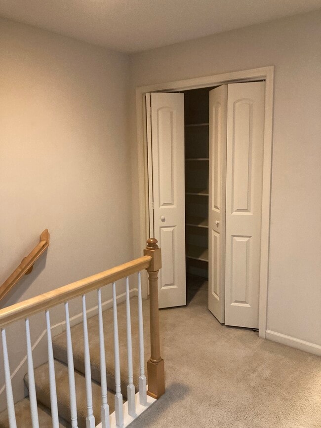 274 N Ferrel St in Olathe, KS - Foto de edificio - Building Photo