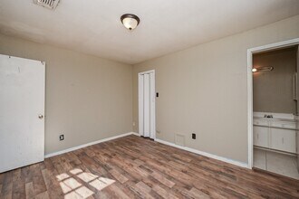 9630 Glenwood Forest Dr in Houston, TX - Building Photo - Building Photo