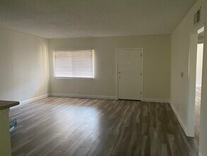 361 E Santa Anita Ave, Unit D in Burbank, CA - Building Photo - Building Photo