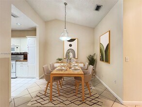 16356 Malibu Dr in Weston, FL - Foto de edificio - Building Photo