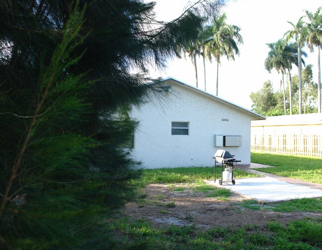 3230 SW 44th St in Fort Lauderdale, FL - Foto de edificio - Building Photo