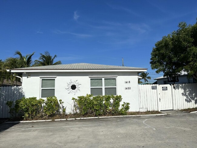property at 1418 N Federal Hwy
