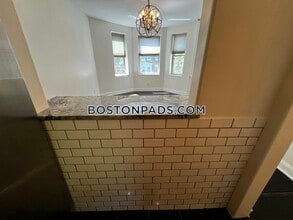 31 Queensberry St, Unit 12A in Boston, MA - Building Photo - Building Photo