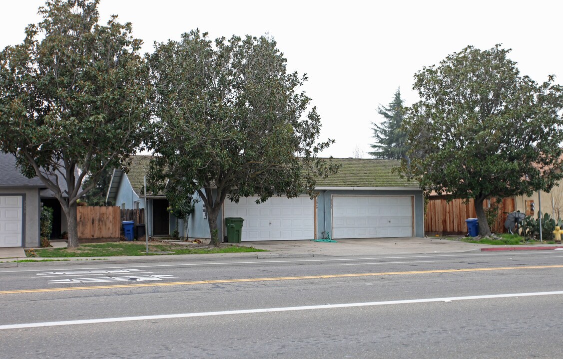 2060-2070 Fulkerth Rd in Turlock, CA - Building Photo