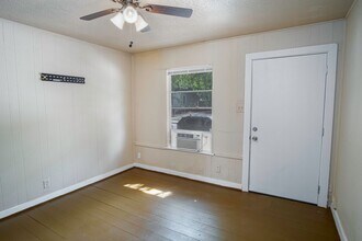 1319 Dawson St in San Antonio, TX - Building Photo - Building Photo