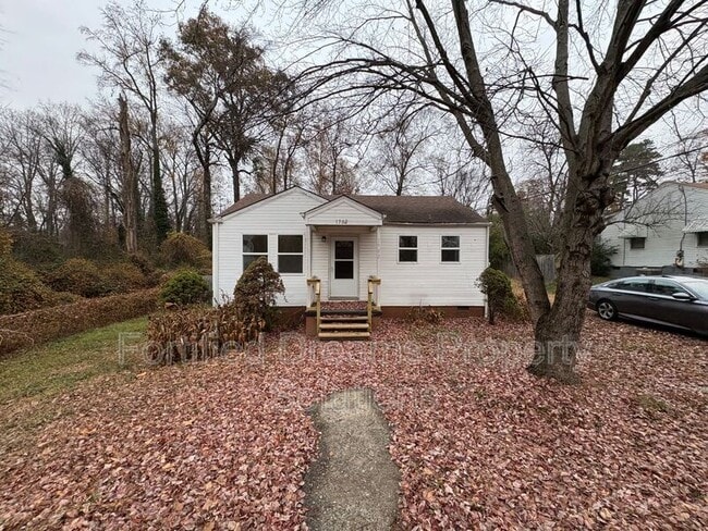 1702 J Ave in Greensboro, NC - Foto de edificio - Building Photo