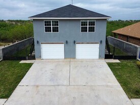 214 Allen Dr in Laredo, TX - Building Photo
