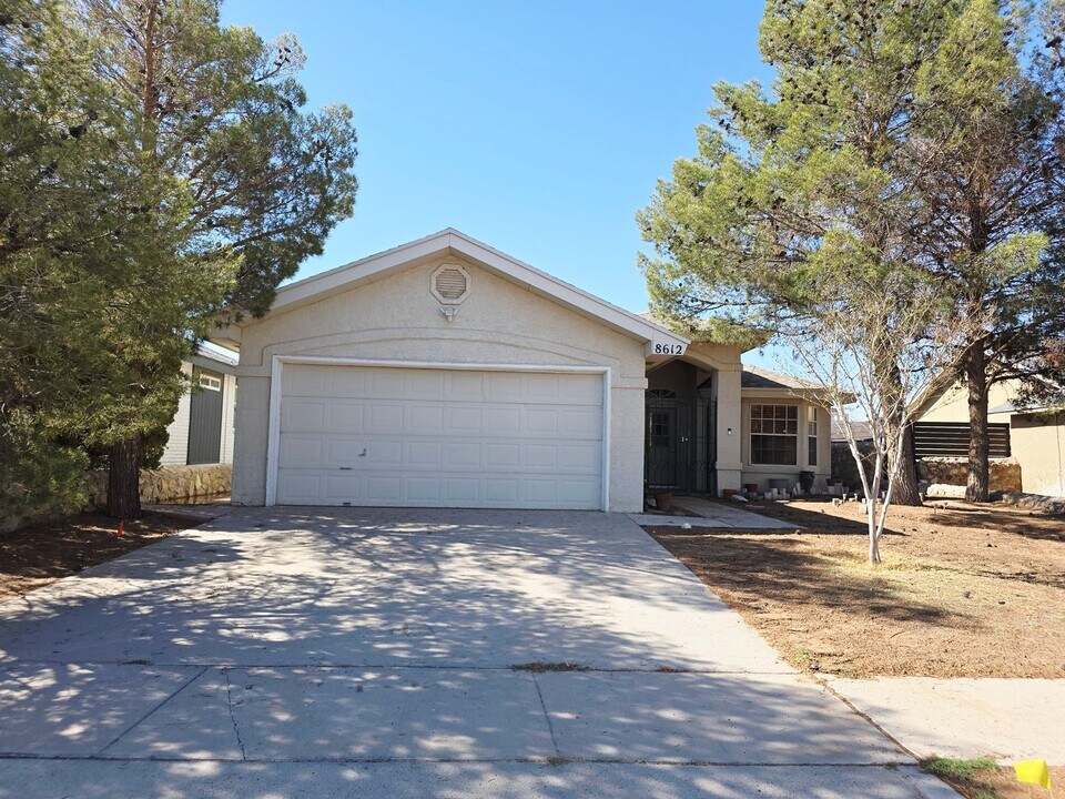 8612 Centennial Dr in El Paso, TX - Building Photo
