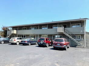 324 Sunset St in Sutherlin, OR - Foto de edificio - Building Photo