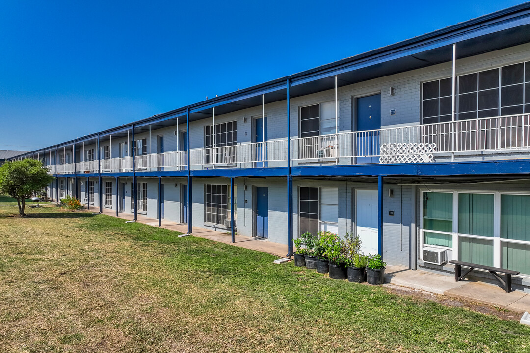 Oak Creek Apartments in Garland, TX - Building Photo