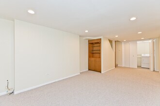588 W Hawthorn Pl in Chicago, IL - Building Photo - Building Photo