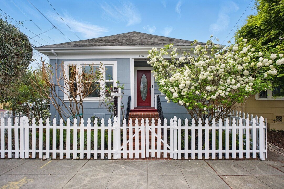 1598 Pacific Ave in Alameda, CA - Building Photo