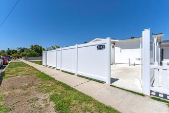 7865 Chastain Ave in Reseda, CA - Foto de edificio - Building Photo