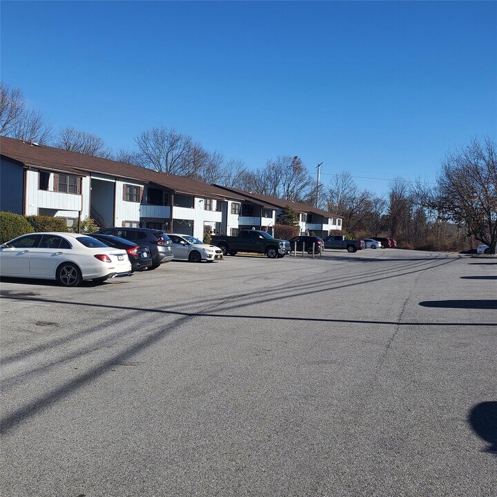 160 W Rd in Pleasant Valley, NY - Building Photo