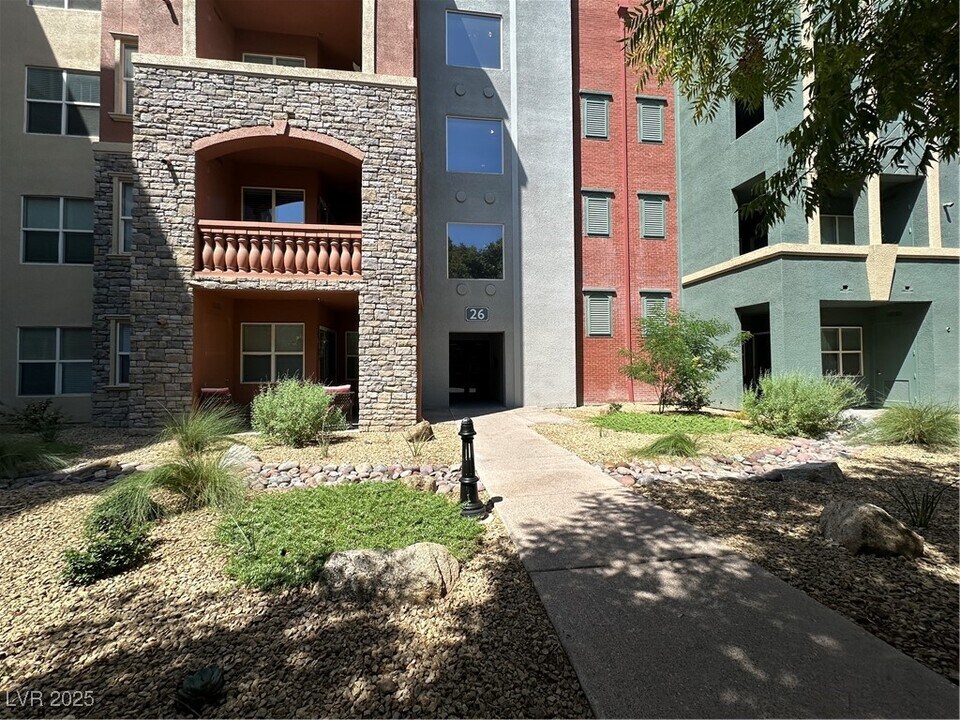 26 E Serene Ave in Las Vegas, NV - Foto de edificio