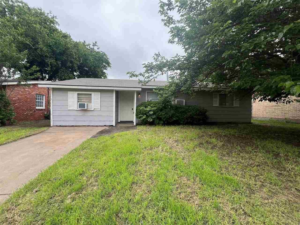115 E Garden Dr in Iowa Park, TX - Building Photo
