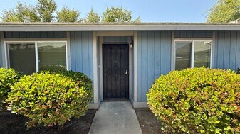 125 Skaggs St in Lemoore, CA - Building Photo