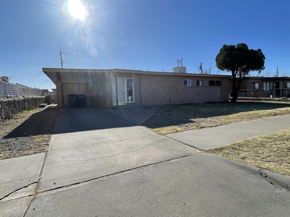 10360 Commodore St in El Paso, TX - Building Photo