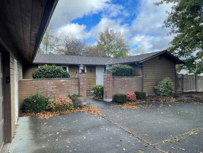 724 SW 2nd Ave in Oak Harbor, WA - Building Photo - Building Photo