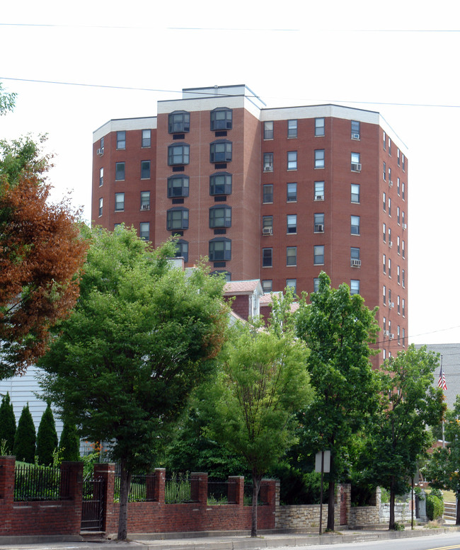 Harold Thomas High Rise in Shamokin, PA - Foto de edificio - Building Photo