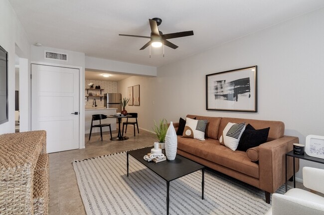 1615 51st St in Phoenix, AZ - Foto de edificio - Building Photo