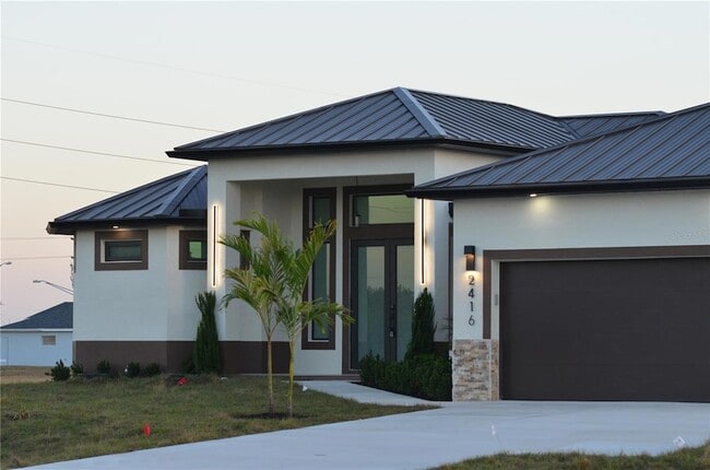 2416 Diplomat Pkwy W in Cape Coral, FL - Foto de edificio - Building Photo