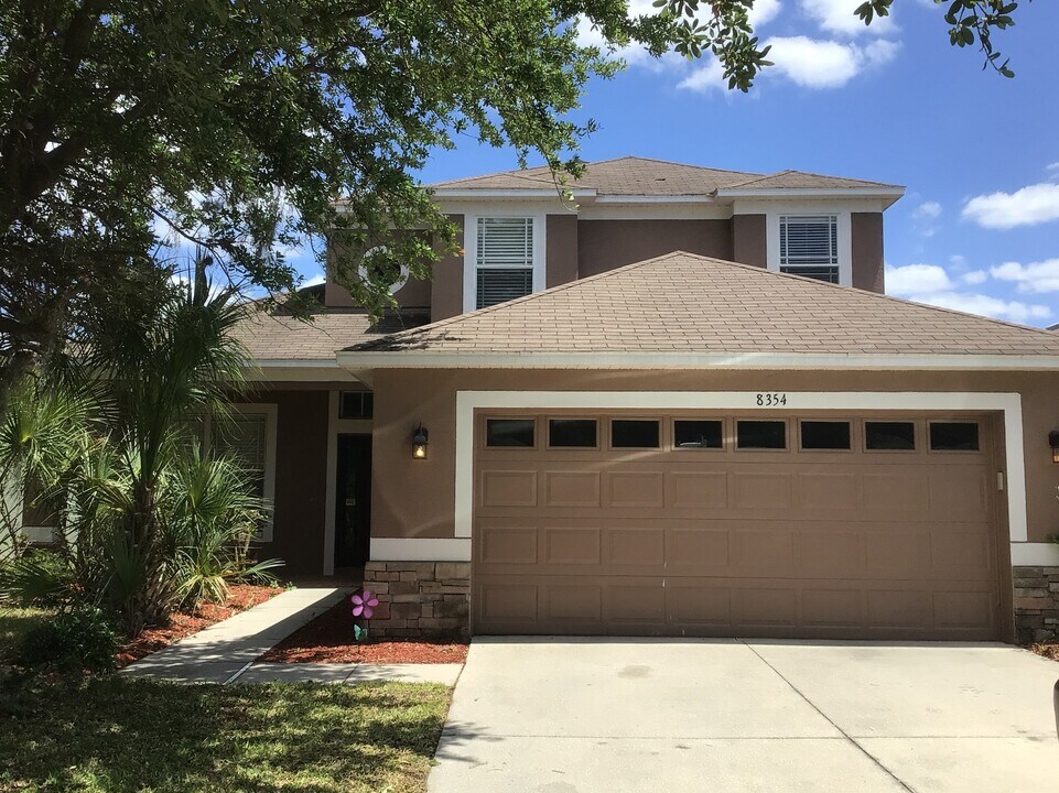 8354 Moccasin Trail Dr in Riverview, FL - Building Photo