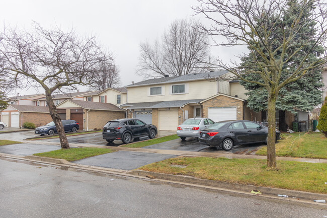 126 Grenbeck Dr in Toronto, ON - Building Photo - Building Photo