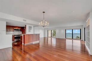 5415 Collins Ave in Miami Beach, FL - Building Photo