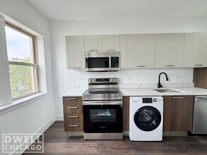 1655 W Hollywood Ave, Unit 2 in Chicago, IL - Building Photo - Building Photo