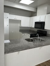 11110 Moorpark St in North Hollywood, CA - Foto de edificio - Building Photo