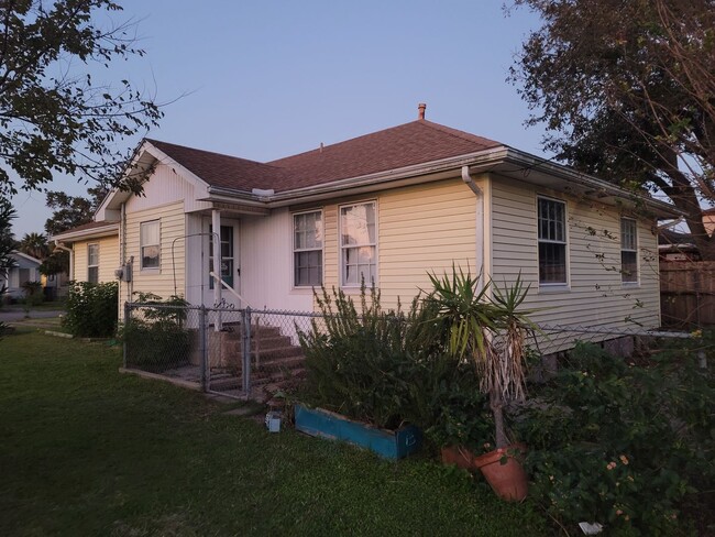 4727 Avenue N 1/2 Rear in Galveston, TX - Building Photo - Building Photo