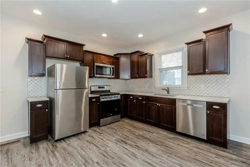 172 Oakland Ave in Providence, RI - Building Photo