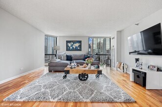 70 W Huron St in Chicago, IL - Building Photo - Building Photo