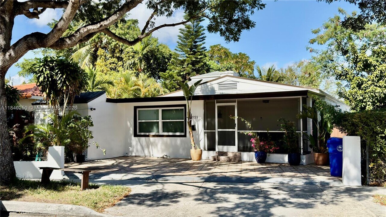 2221 SW 26th Ln in Miami, FL - Building Photo