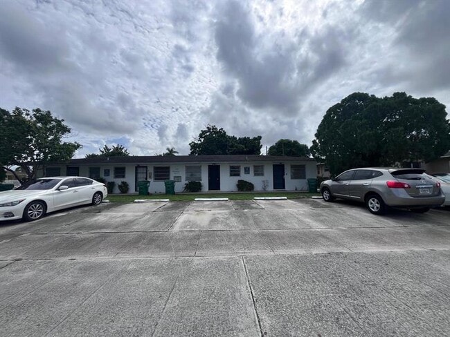 598 Douglas Rd in Opa Locka, FL - Building Photo - Building Photo