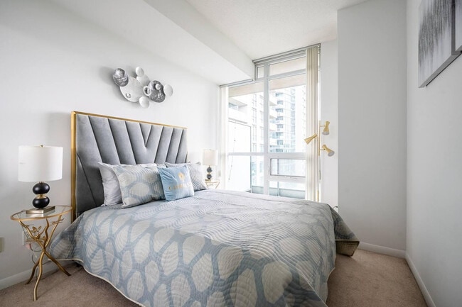 215 Fort York Blvd in Toronto, ON - Building Photo - Building Photo