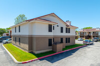 Encanta Villa Apartments in San Antonio, TX - Foto de edificio - Building Photo