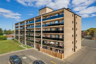 549-573 N Service Rd in Mississauga, ON - Building Photo - Building Photo