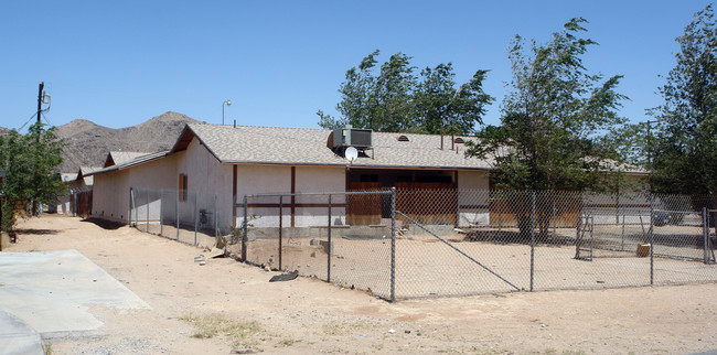 15142 Broken Bow Rd in Apple Valley, CA - Building Photo - Building Photo