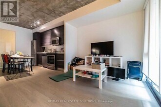 111 Bathurst St in Toronto, ON - Building Photo - Building Photo