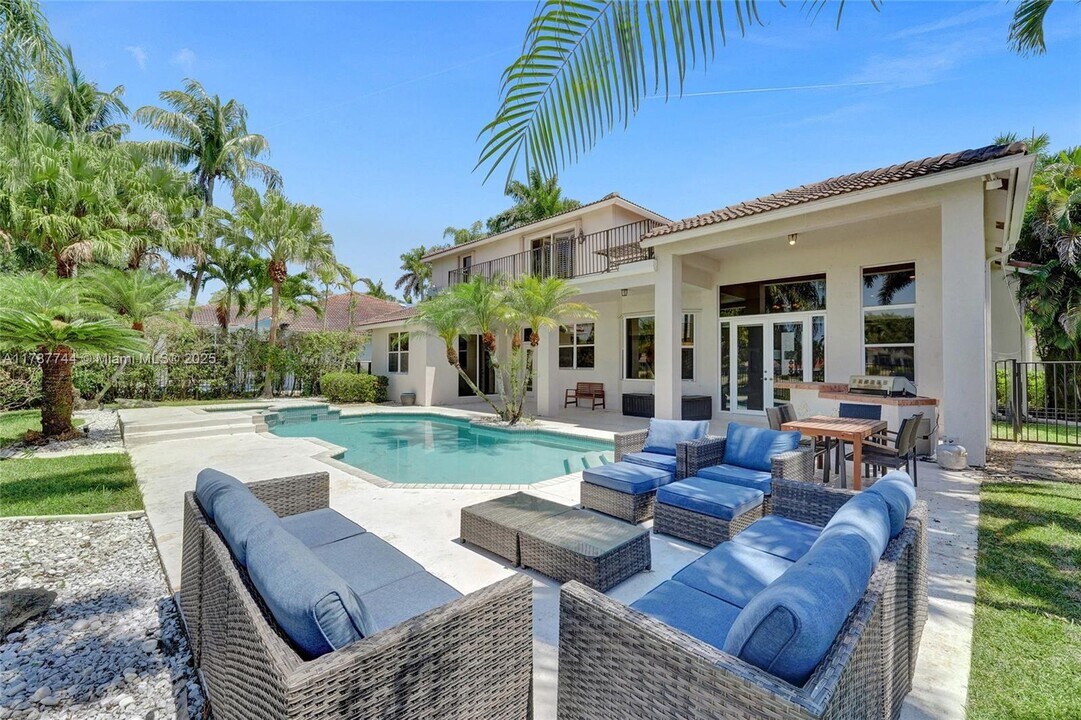 2523 Eagle Run Dr in Weston, FL - Building Photo