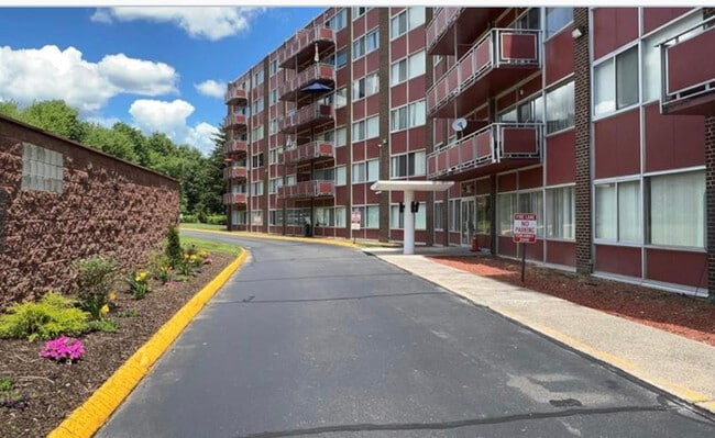 1310 Berlin Tpke in Wethersfield, CT - Building Photo - Building Photo