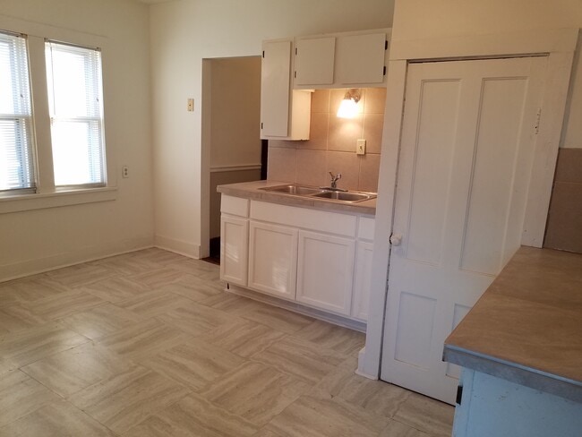 114 Roser St, Unit Down