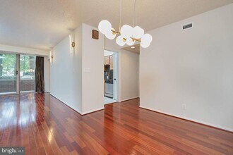 5802 Nicholson Ln in North Bethesda, MD - Building Photo - Building Photo