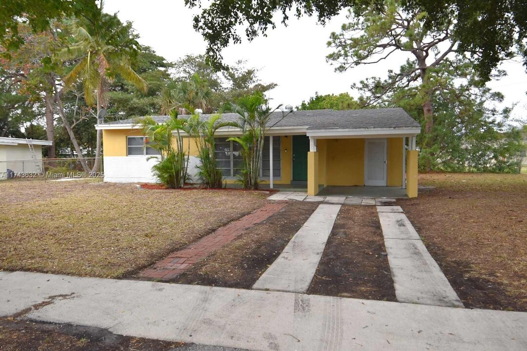 1501 SW 25th Ave in Fort Lauderdale, FL - Building Photo